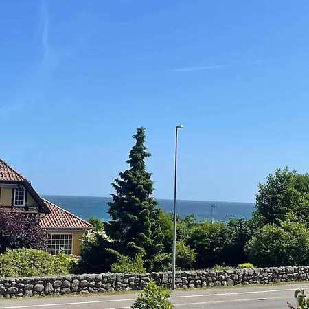 Charming House With Sea View And Large Plot 度假居